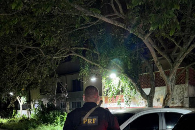 PRF recupera carro roubado durante fiscalização na BR-116 em Teresópolis