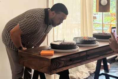 Belo festeja aniversário nos bastidores de 'Três Graças'