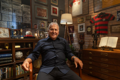 Relíquias de Zico ganham tratamento de obras de arte e até seguranças; veja fotos