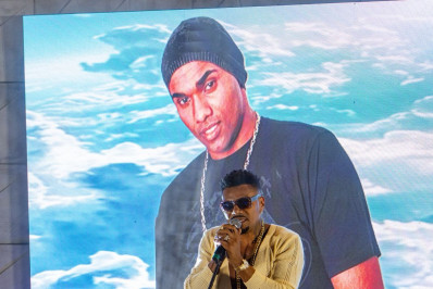 Naldo Benny se emociona durante homenagem ao irmão Lula: 'Passa um filme na minha cabeça'