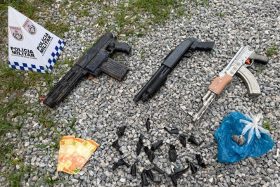 Cerco policial desmonta ponto de drogas e apreende réplicas de fuzil em Macaé
