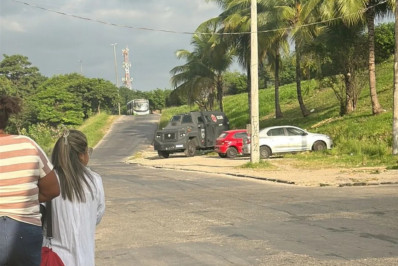 Operação policial na Vila Kennedy tem fuzis apreendidos