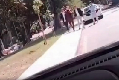 Vídeo: policiais são flagrados usando viatura para ir a uma festa em Niterói
