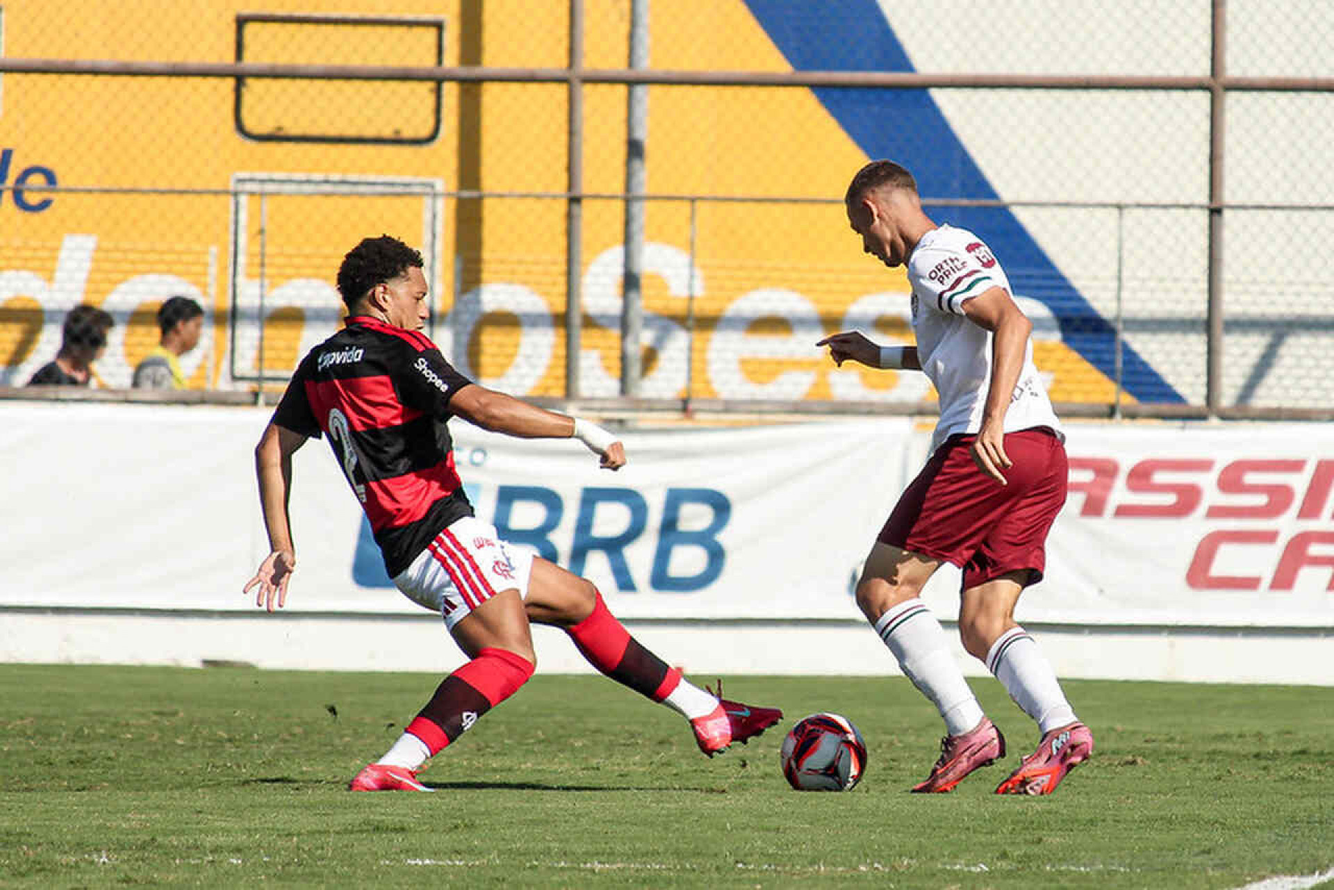 Flamengo derrota o Fluminense, afunda o rival e sobe na classifica&ccedil;&atilde;o