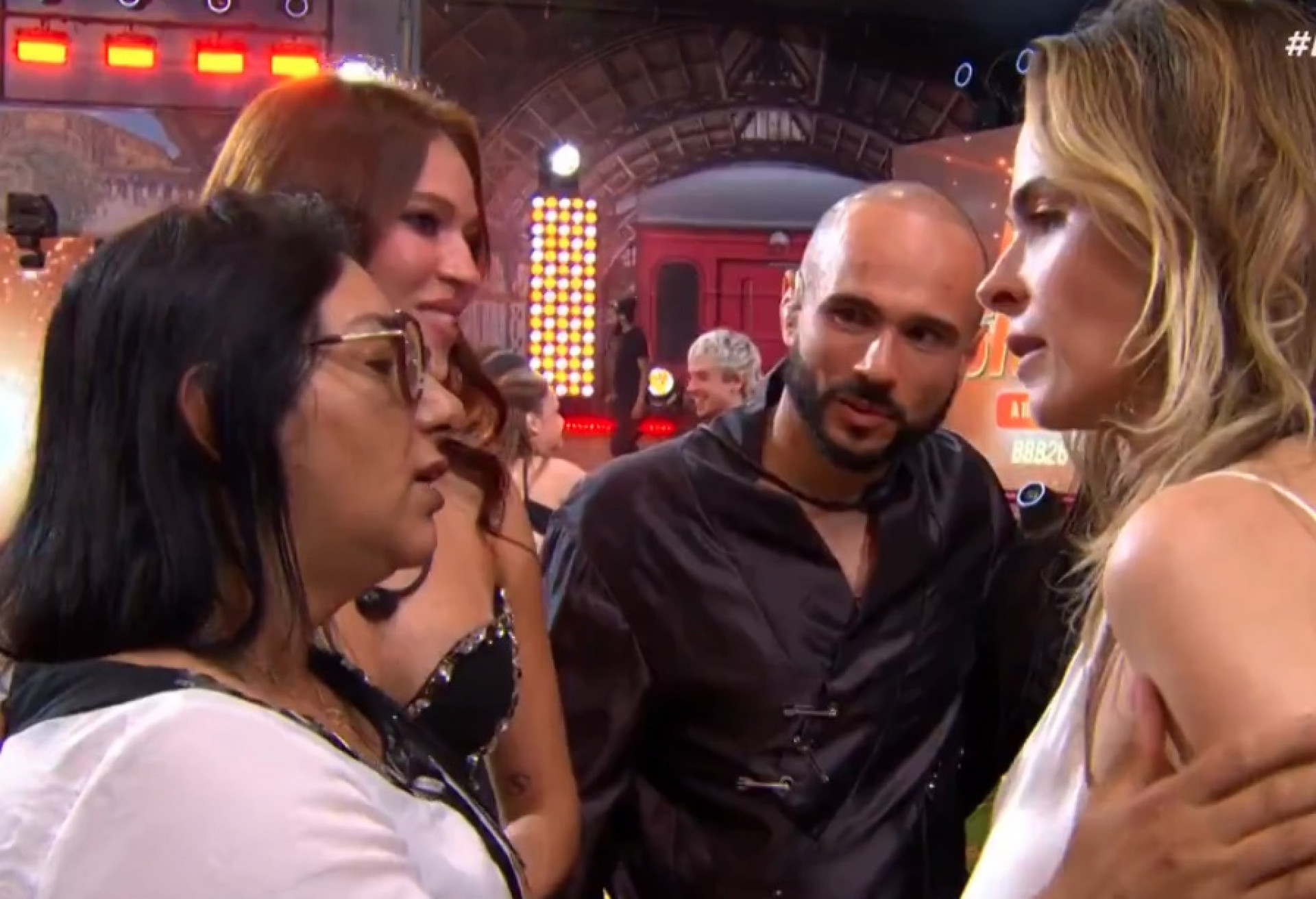  Ana Paula recebe o carinho da madrasta - Reprodução de vídeo 