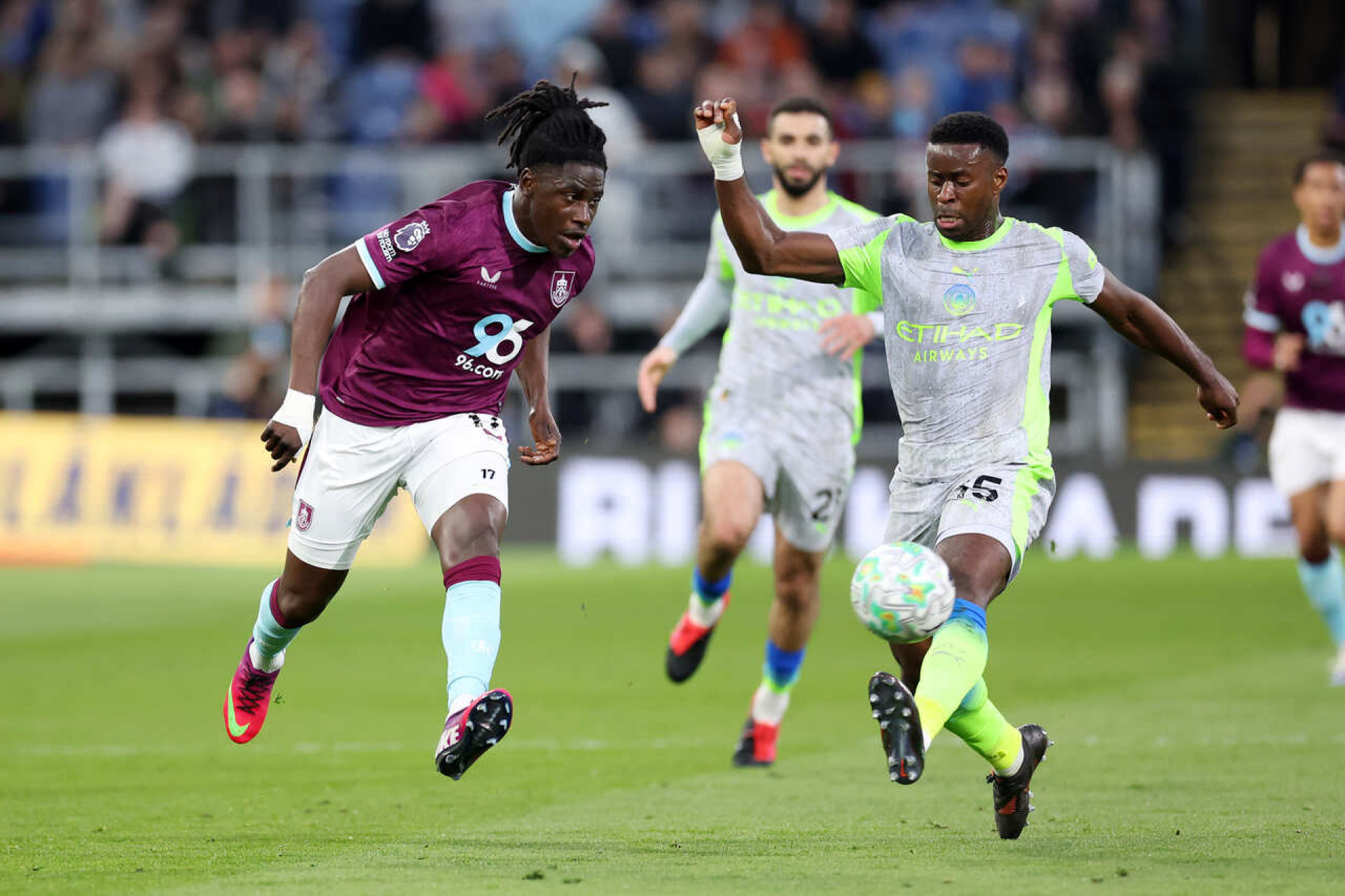 Haaland marca, City assume a lideran&ccedil;a da Premier League e rebaixa o Burnley