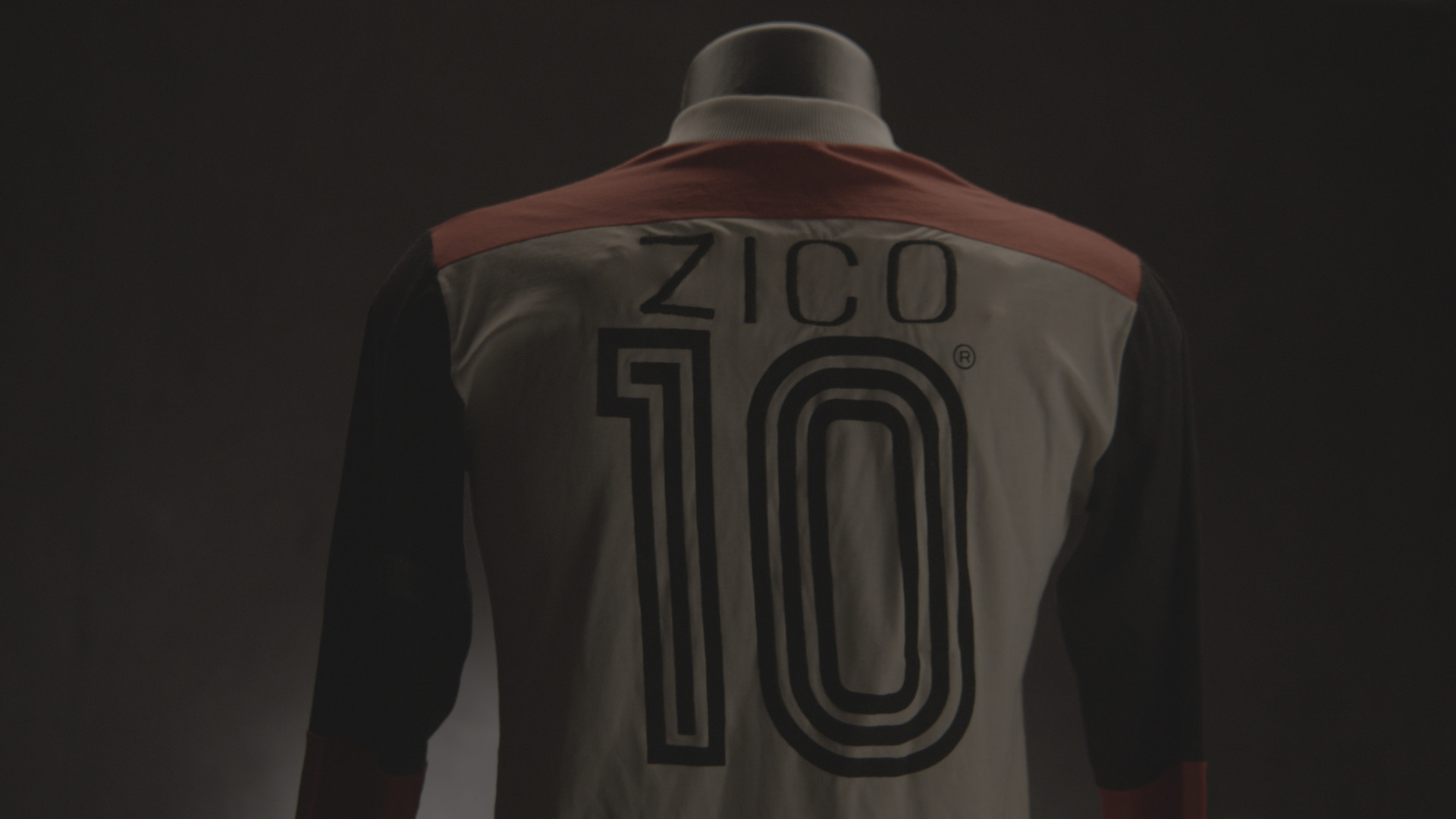 Camisa de 1981 é a única de jogo com apelido de Zico nas costas - Divulgação