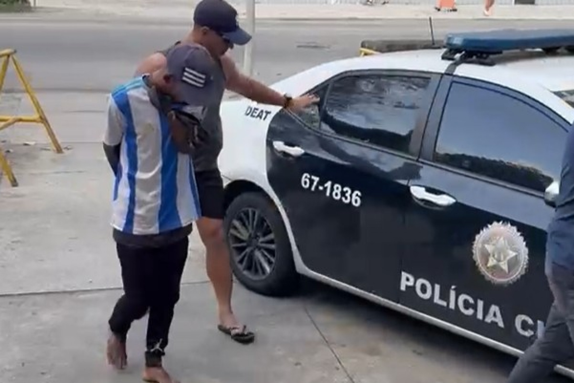 Homem é preso por cobrar R$ 400 de turista por duas caipirinhas