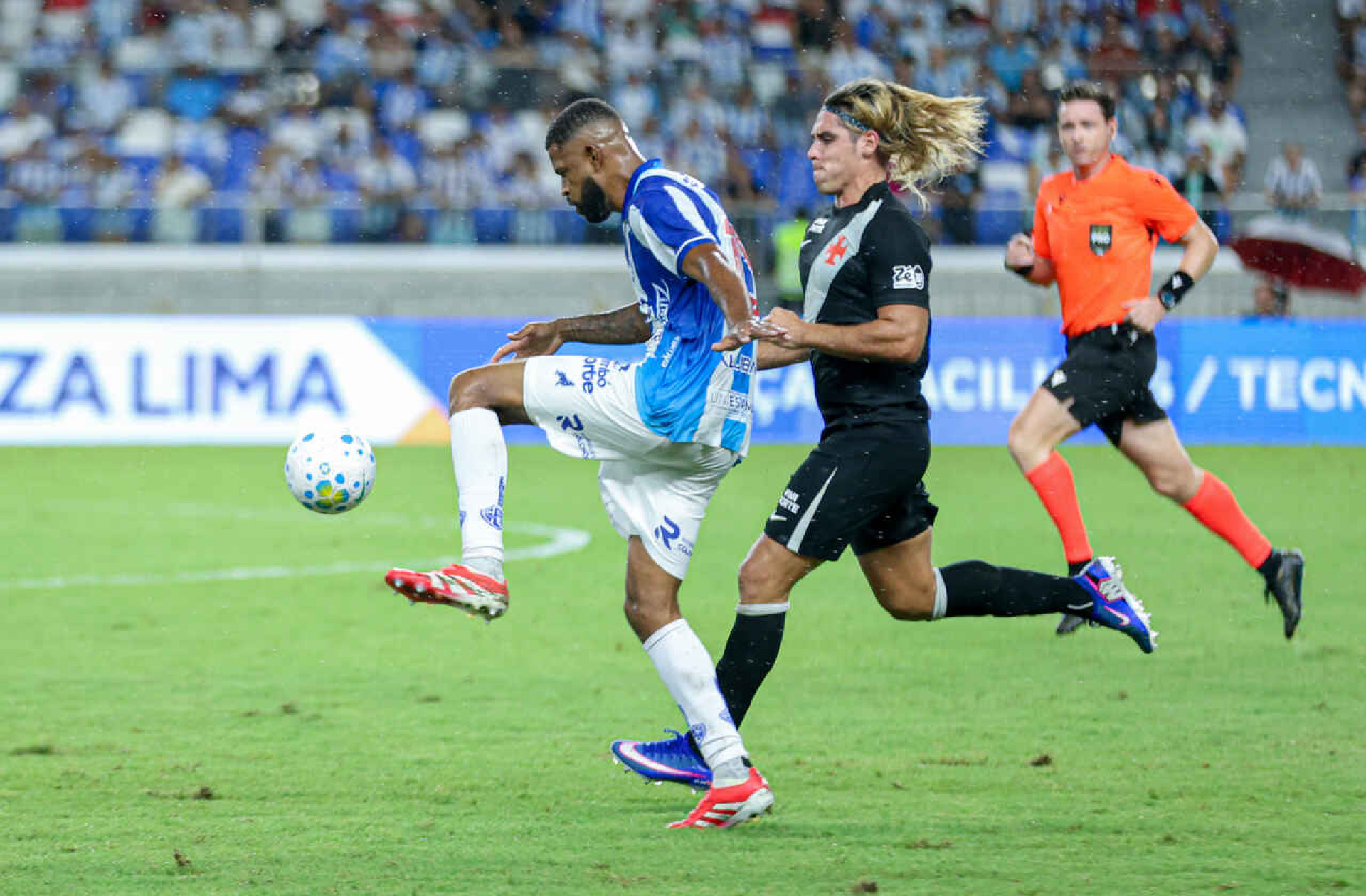 Spinelli celebra gols e destaca briga por titularidade no Vasco