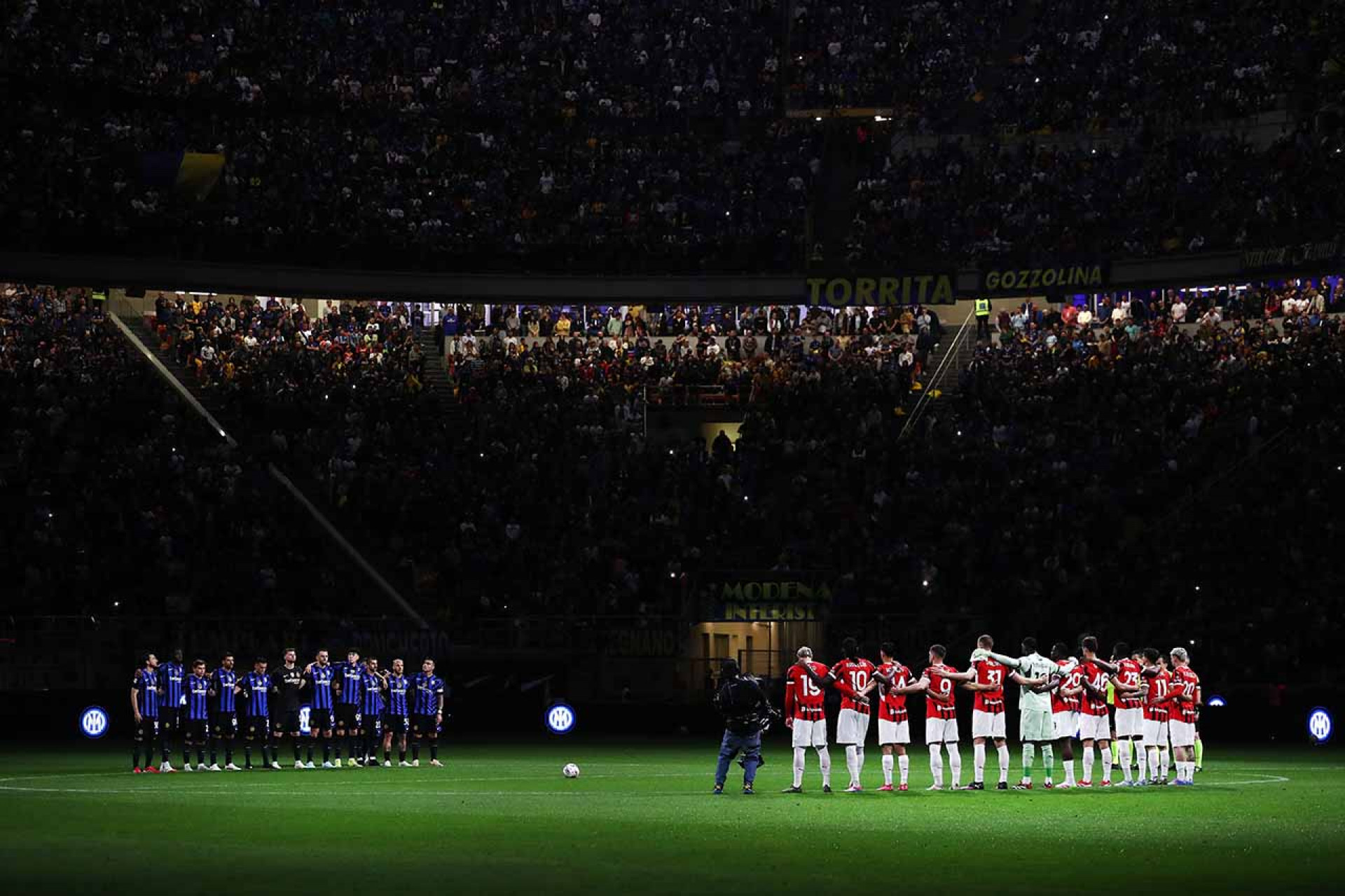 MILAN, ITALY - APRIL 23: Players and match officials observe a minutes silence in tribute to Pope Francis who passed away recently, prior to the coppa Italia Semi Final match between FC  Internazionale and AC Milan at Stadio Giuseppe Meazza on April 23, 2025 in Milan, Italy. (Photo by Marco Luzzani/Getty Images)