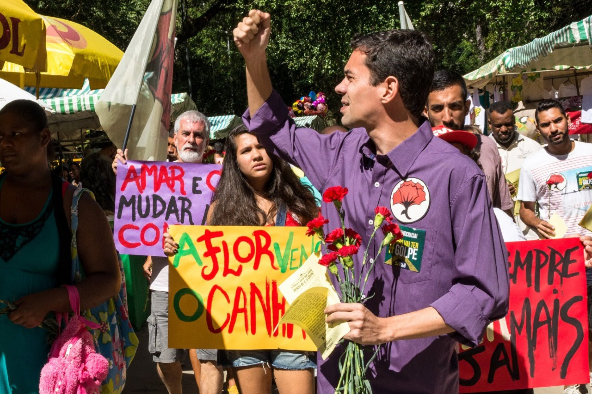 Caminhada dos Cravos reafirma tradição de resistência democrática nas ruas de Niterói