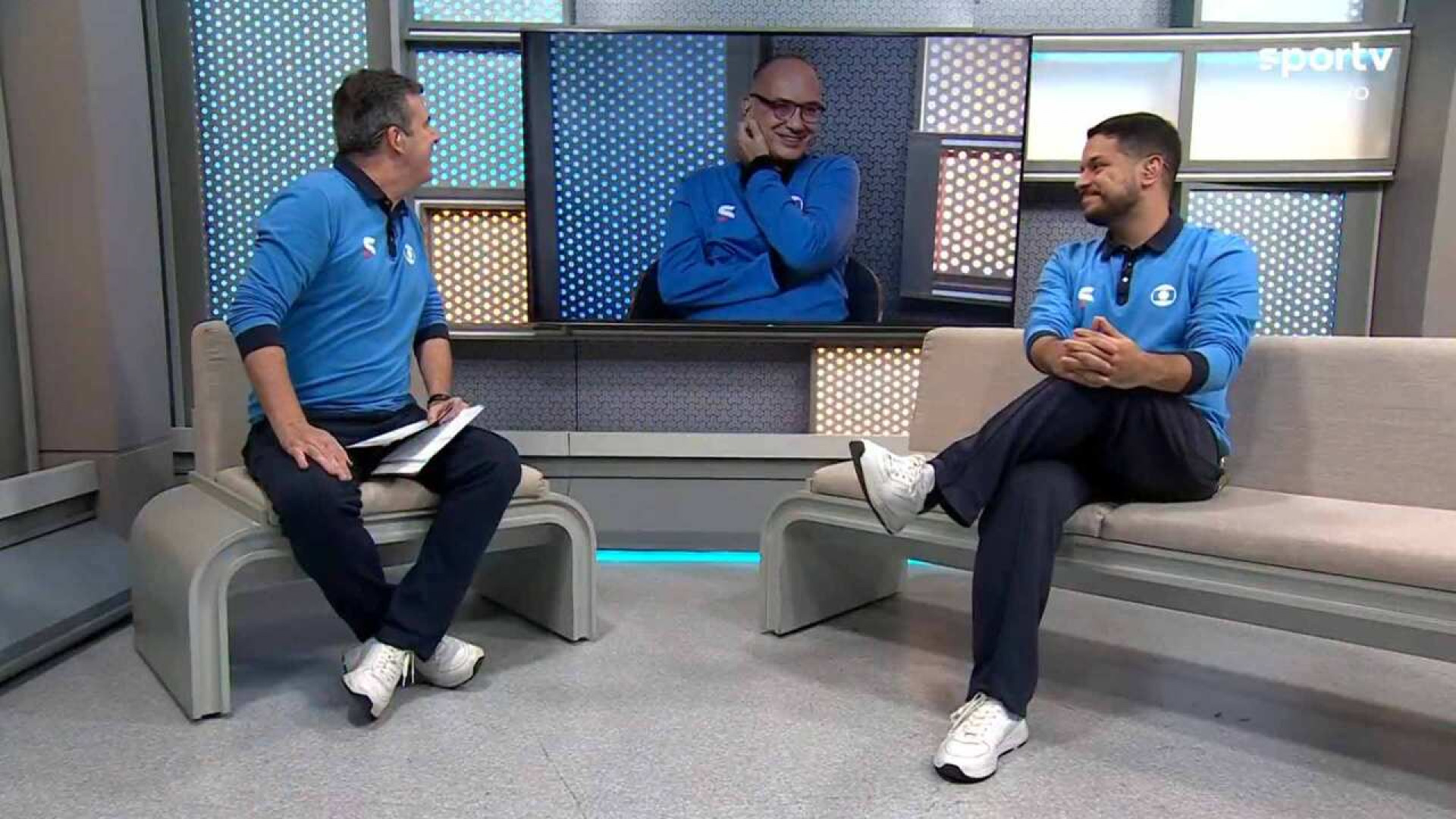 L&eacute;dio ganha homenagem e celebra volta &agrave;s transmiss&otilde;es: “Recome&ccedil;o”