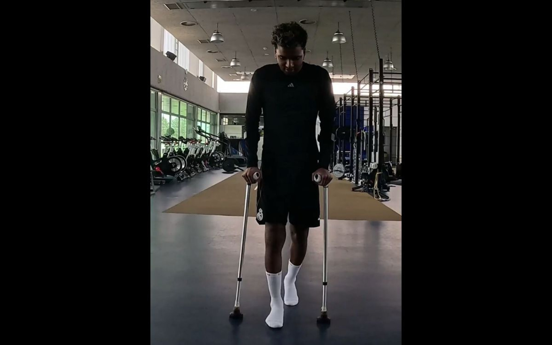 Vídeo! Fora da Copa, Rodrygo celebra avanço em tratamento e faz embaixadinhas