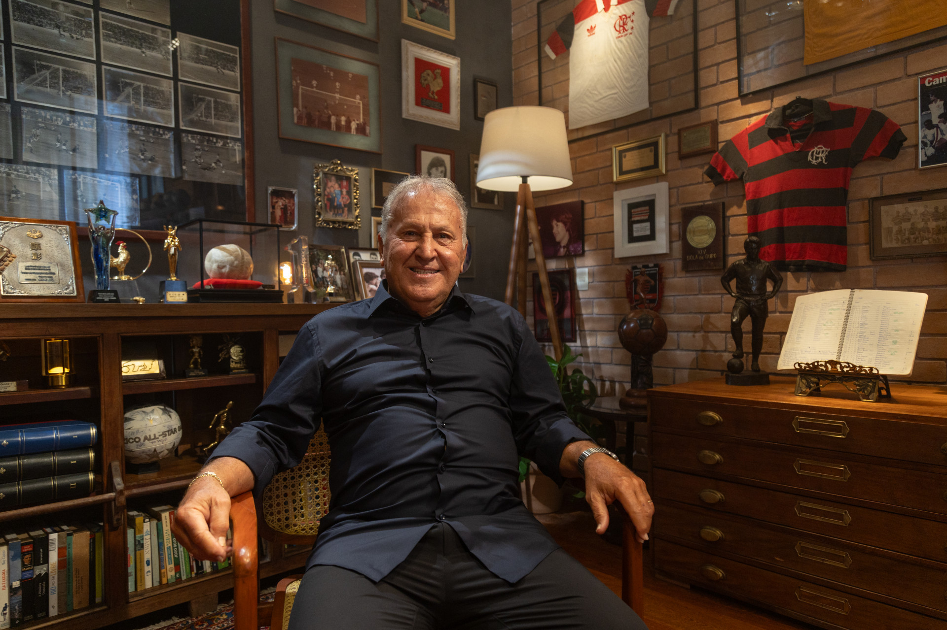 Zico com algumas pe&ccedil;as de seu acervo pessoal em sala montada pela produ&ccedil;&atilde;o do document&aacute;rio sobre sua carreira - Divulgação / Peter Wrede