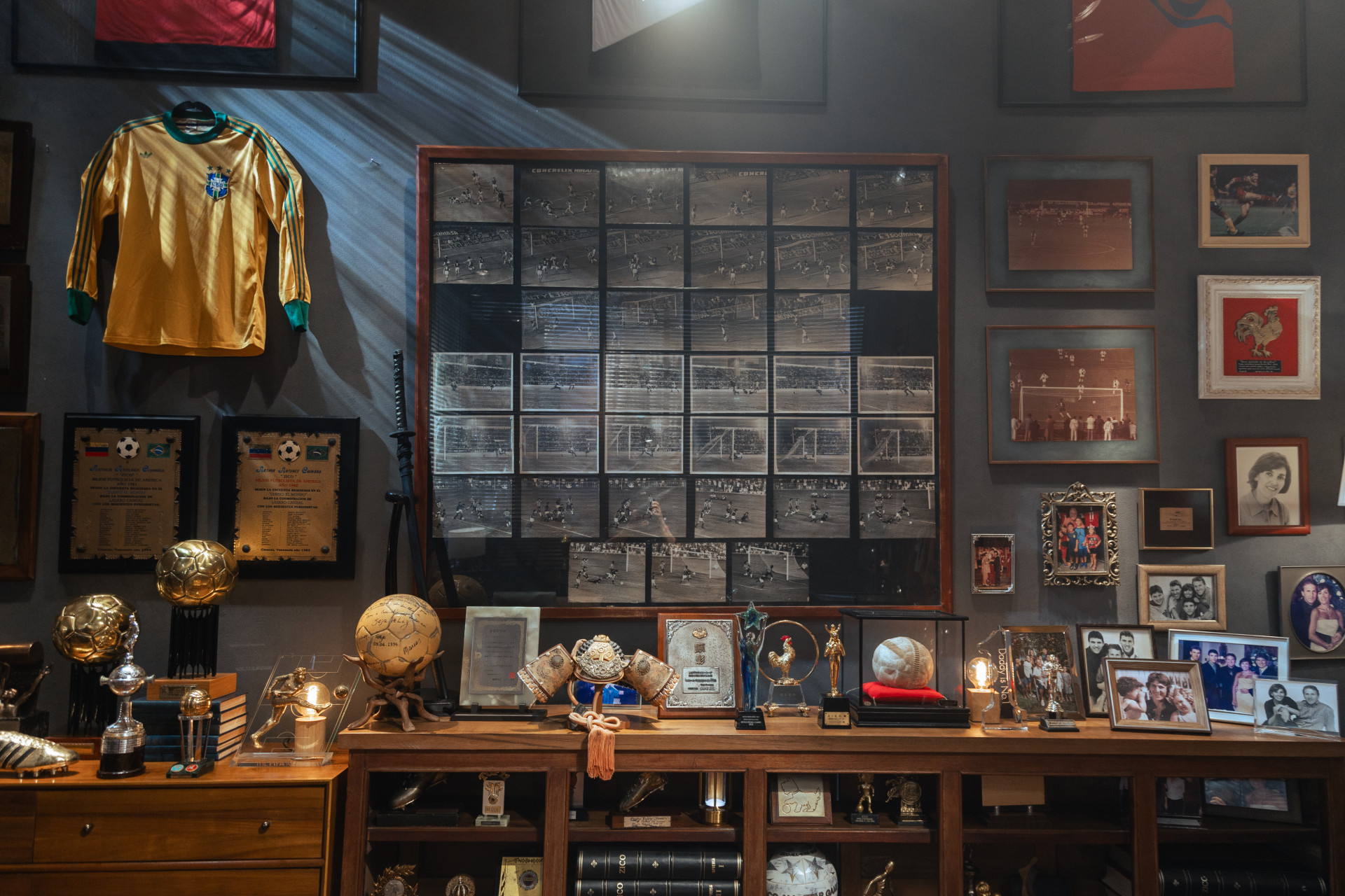 Cenário da sala de entrevistas para o documentário sobre Zico tem várias fotos, camisas e troféus - Divulgação / Peter Wrede