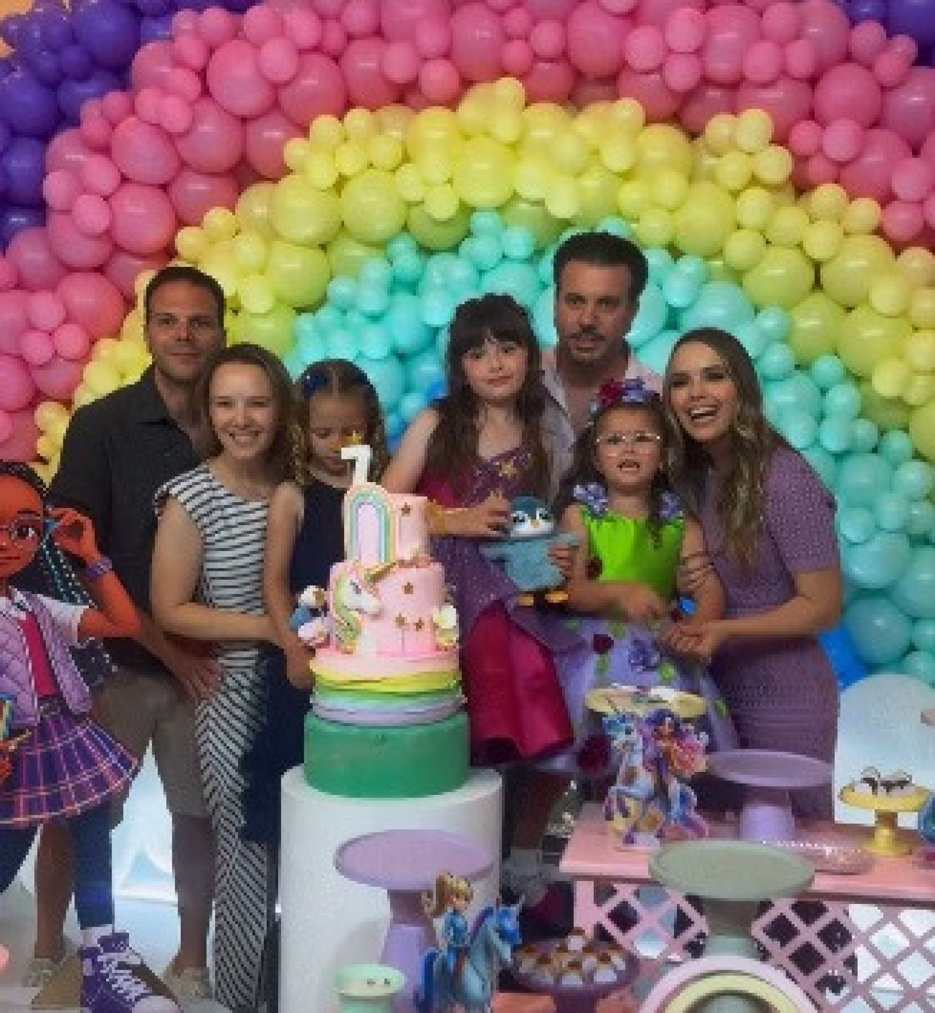 Thaeme posou com a fam&iacute;lia no anivers&aacute;rio da filha, Liz  - Reprodu&ccedil;&atilde;o/Instagram 