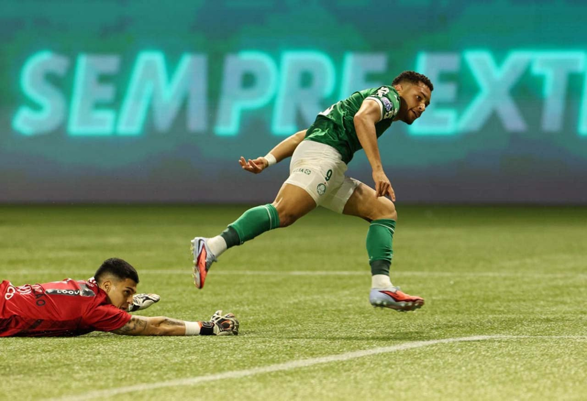 Vitor Roque e Arrascaeta s&atilde;o os jogadores que mais sofreram p&ecirc;naltis no Brasil desde 2022