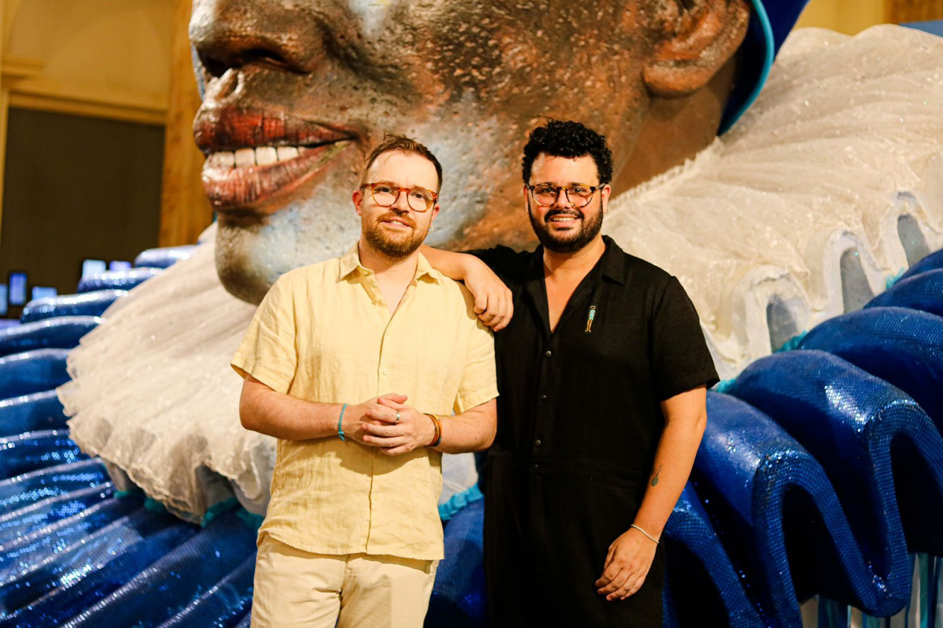 Carnavalescos Leonardo Bora e Gabriel Haddad apresentam 'Pierrô Apaixonado', escultura que integrou desfile da Vila Isabel no Carnaval 2026 - Divulgação