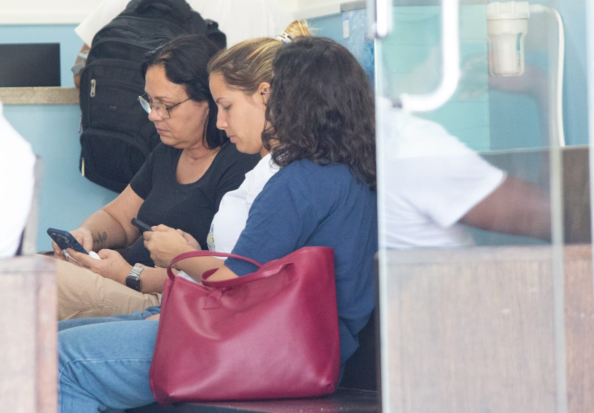 Família de Tamyris Teixeira Santos esteve no IML para reconhecer o corpo da advogada - Érica Martin / Agência O Dia