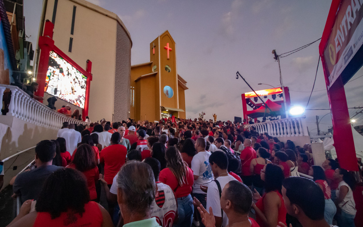 Movimentação de fiéis na igreja de São Jorge, em Quintino, Zona Norte do Rio de Janeiro, na manhã desta quinta-feira (23). - Érica Martin/Agência O Dia 
