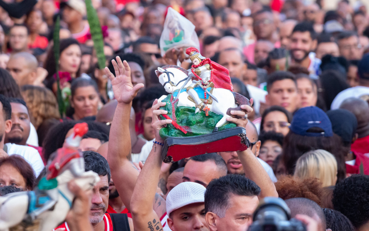 Movimentação de fiéis na igreja de São Jorge, em Quintino, Zona Norte do Rio de Janeiro, na manhã desta quinta-feira (23). - Érica Martin/Agência O Dia 