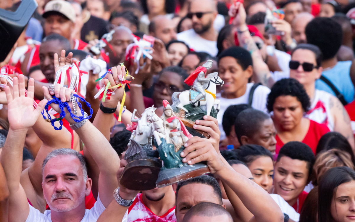 Movimentação de fiéis na igreja de São Jorge, em Quintino, Zona Norte do Rio de Janeiro, na manhã desta quinta-feira (23). - Érica Martin/Agência O Dia 