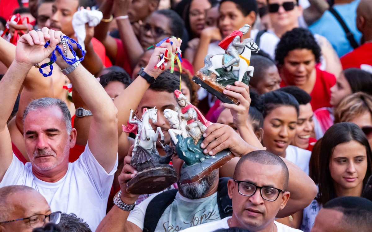 Movimentação de fiéis na igreja de São Jorge, em Quintino, Zona Norte do Rio de Janeiro, na manhã desta quinta-feira (23). - Érica Martin/Agência O Dia 