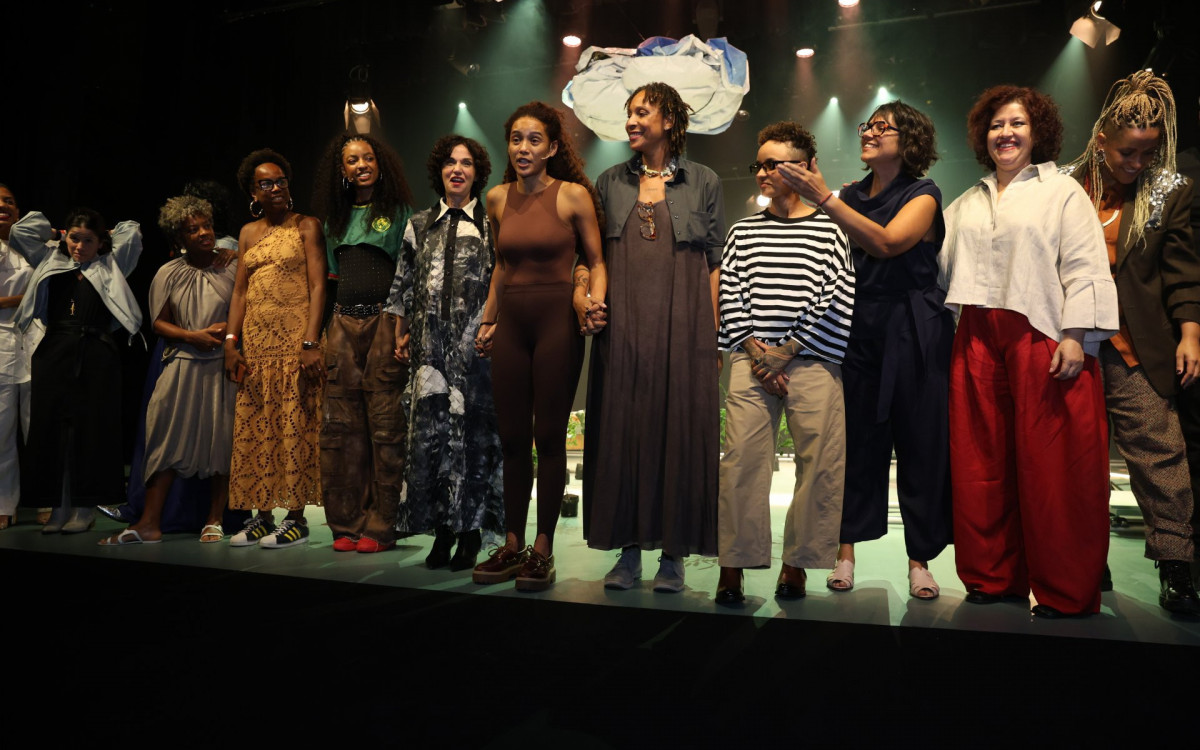 Taís Araujo recebe aplausos na estreia de espetáculo