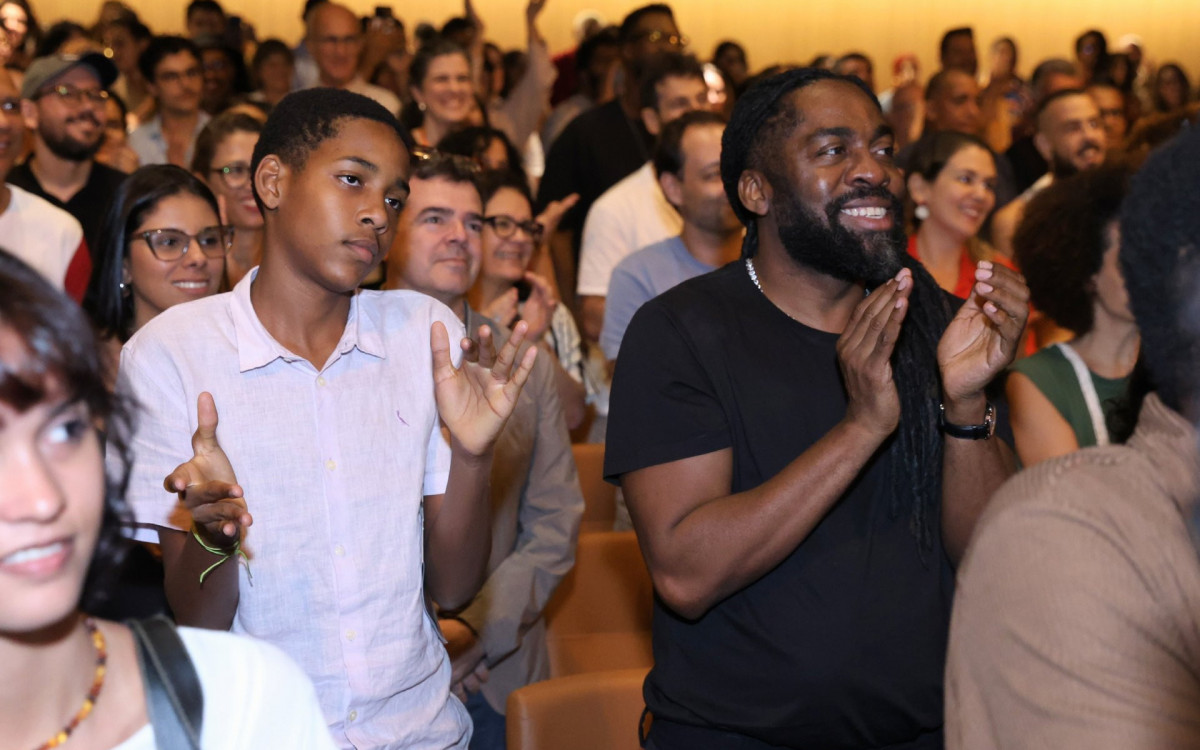 Taís Araujo é prestigiada pelo marido, Lázaro Ramos, e o filho, João Vicente, em estreia de espetáculo