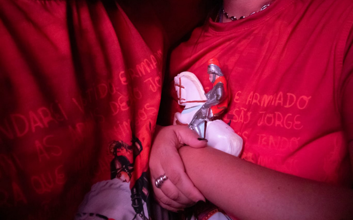 Fé em São Jorge lota igreja matriz em Quintino - Érica Martin/Agência O DIA