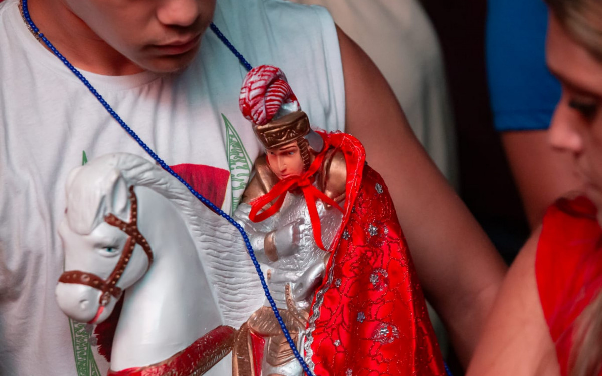 Cariocas lotam igreja de S&atilde;o Jorge em Quintino