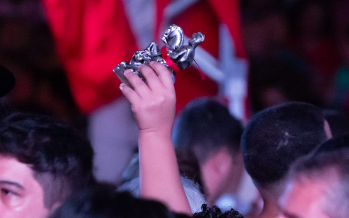 Cariocas lotam igreja de S&atilde;o Jorge em Quintino