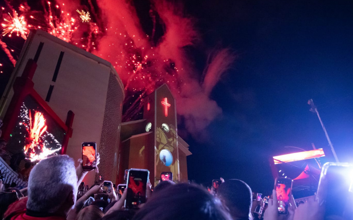 Show de drones encanta fiéis durante celebrações de São Jorge em Quintino - Érica Martin/Agência O DIA