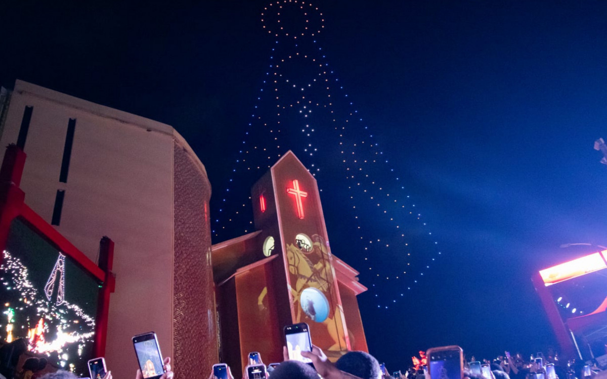 Show de drones encanta fiéis durante celebrações de São Jorge em Quintino