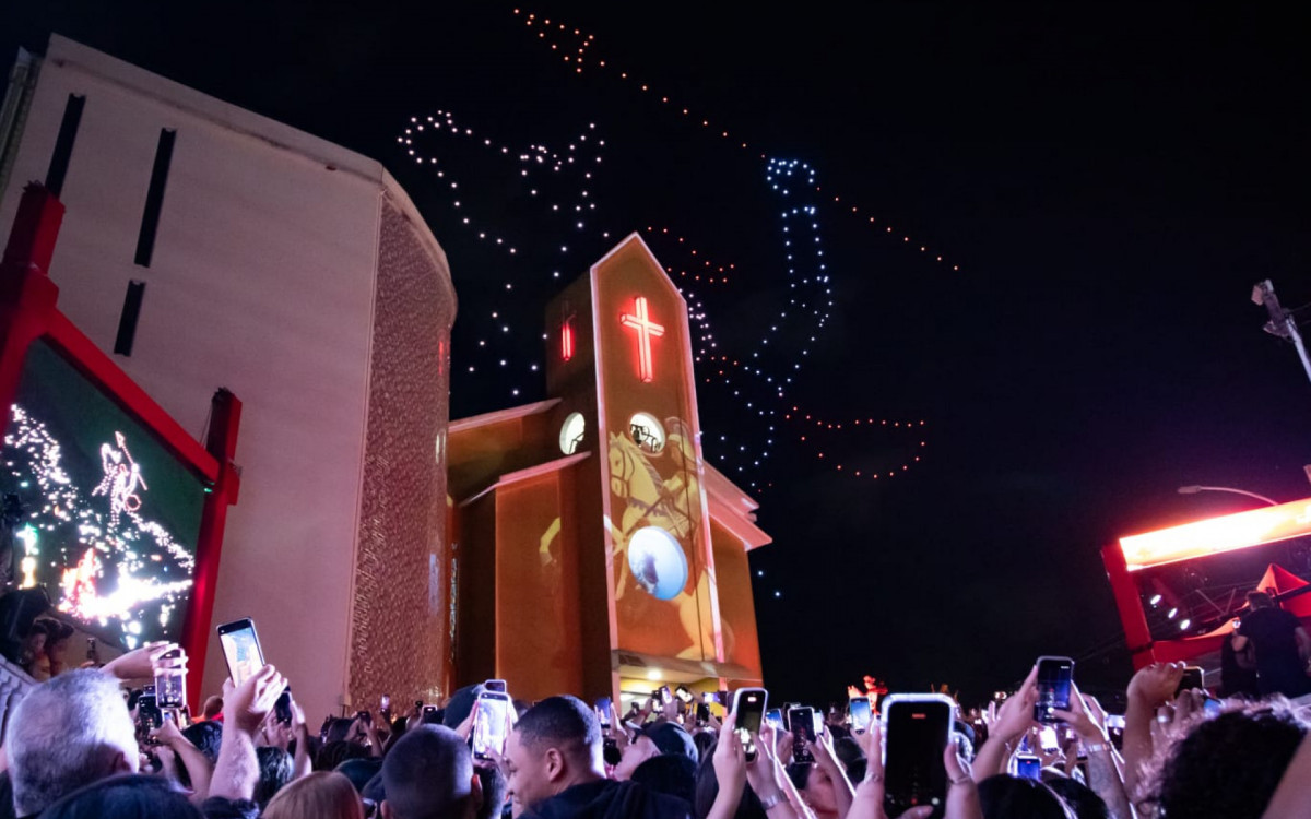 Show de drones encanta fiéis durante celebrações de São Jorge em Quintino