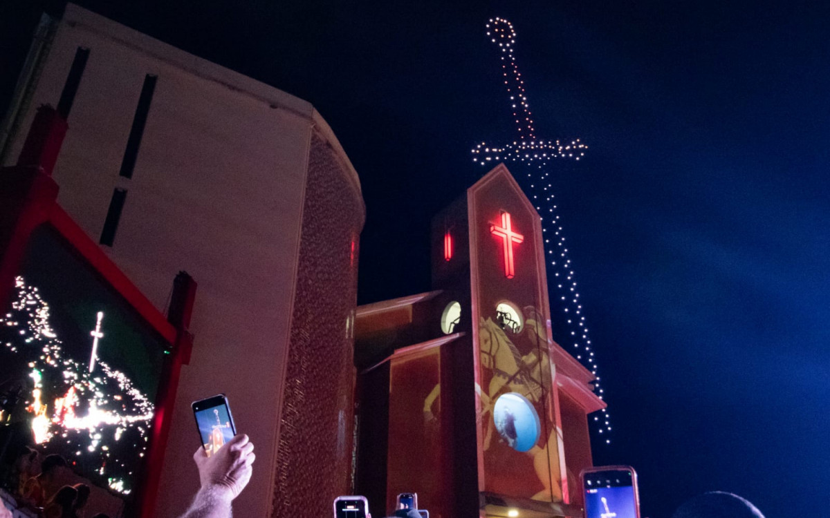 Show de drones encanta fiéis durante celebrações de São Jorge em Quintino