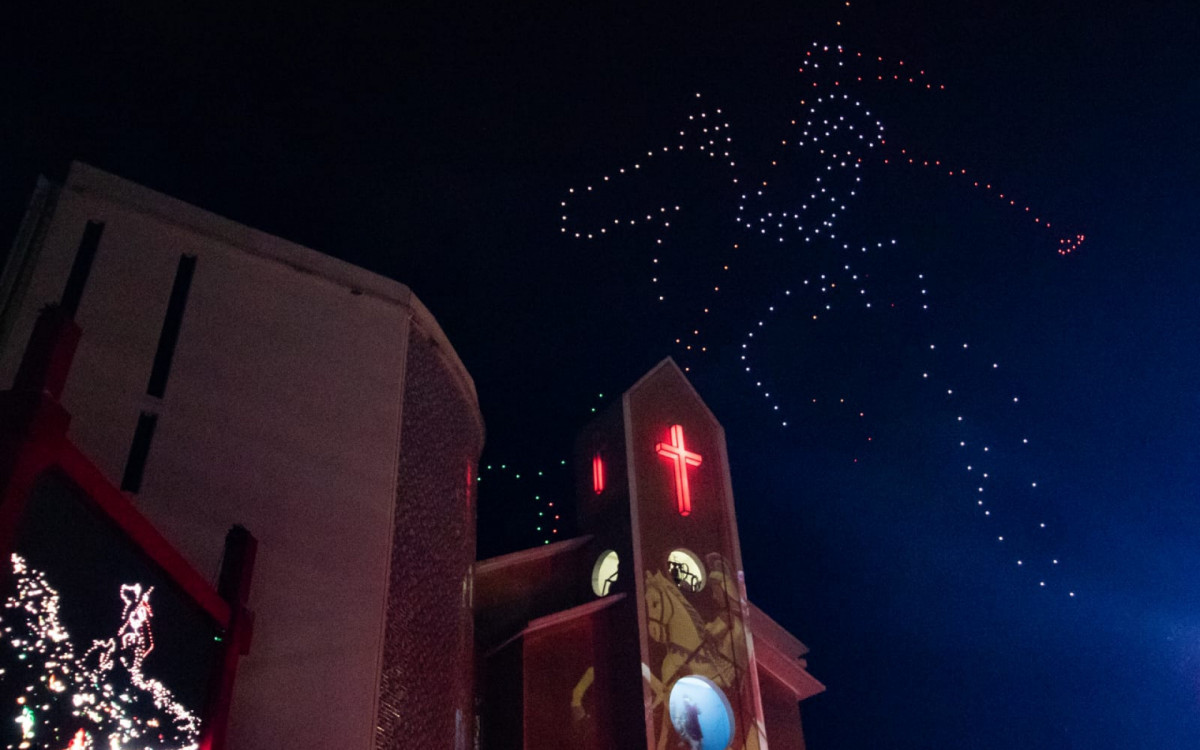 Show de drones encanta fiéis durante celebrações de São Jorge em Quintino - Érica Martin/Agência O DIA