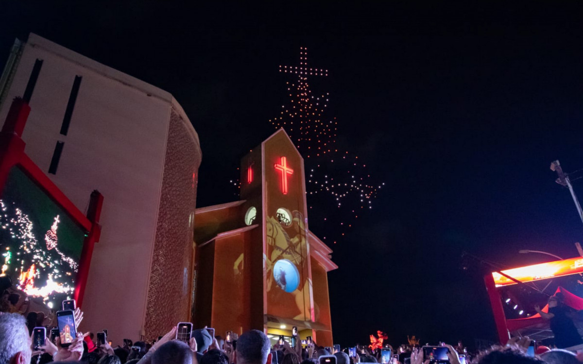 Show de drones encanta fiéis durante celebrações de São Jorge em Quintino