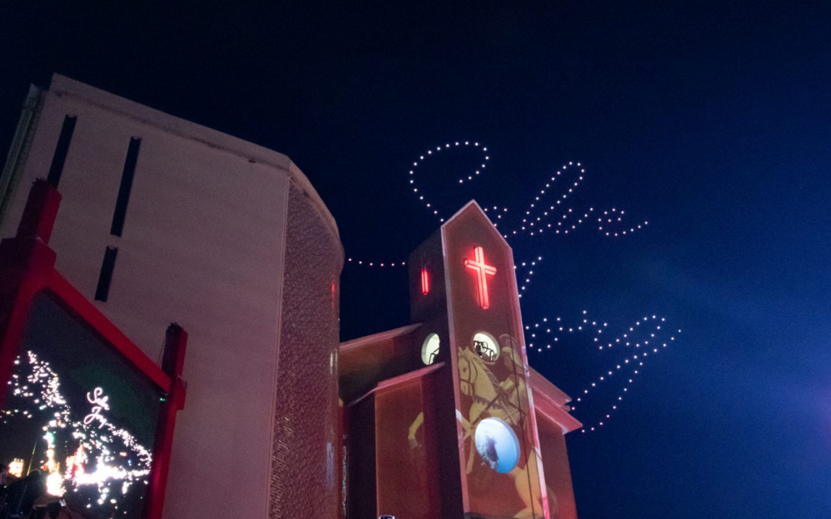 Show de drones encanta fiéis durante celebrações de São Jorge em Quintino