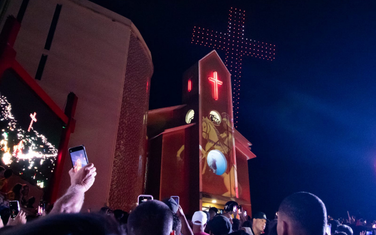 Show de drones encanta fiéis durante celebrações de São Jorge em Quintino