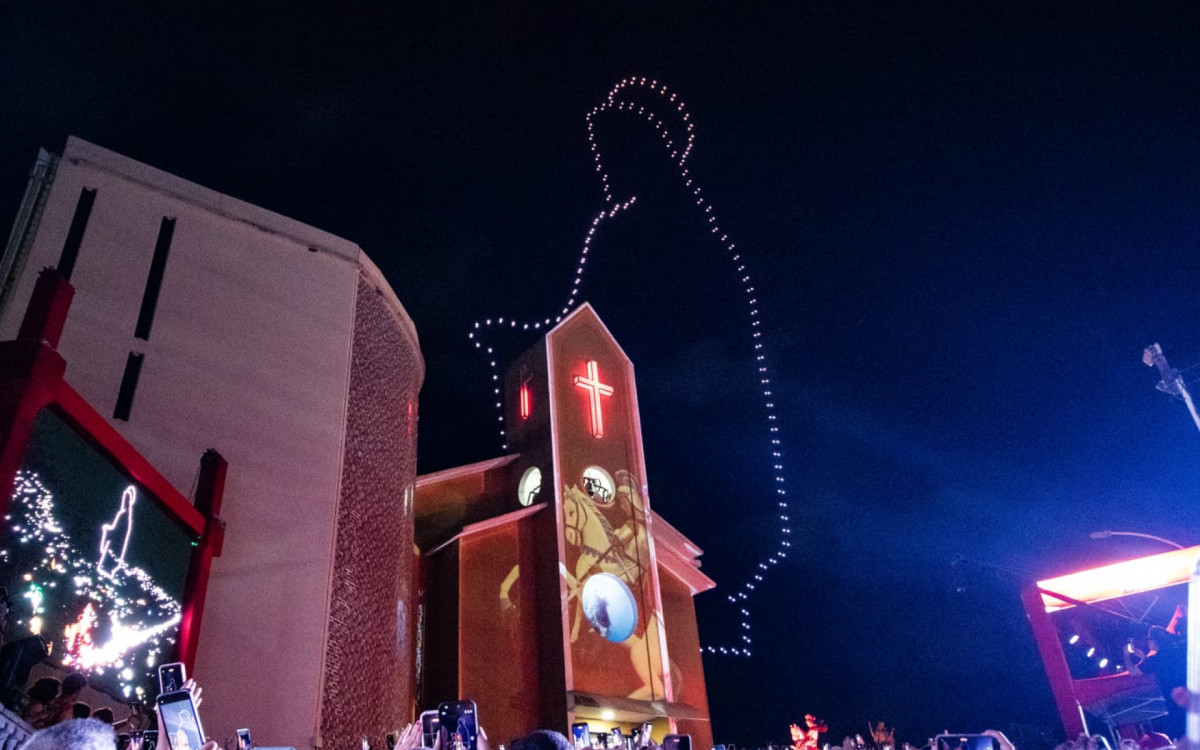 Show de drones encanta fiéis durante celebrações de São Jorge em Quintino