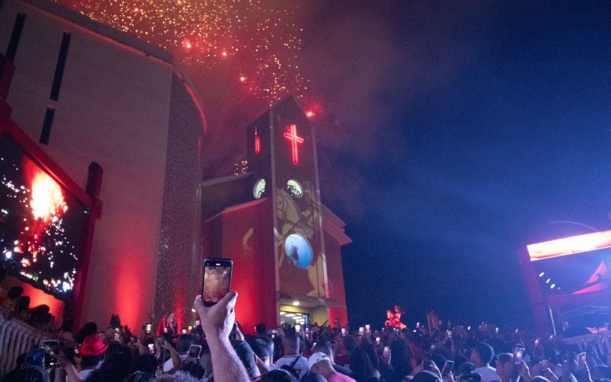 Show de drones encanta fiéis durante celebrações de São Jorge em Quintino