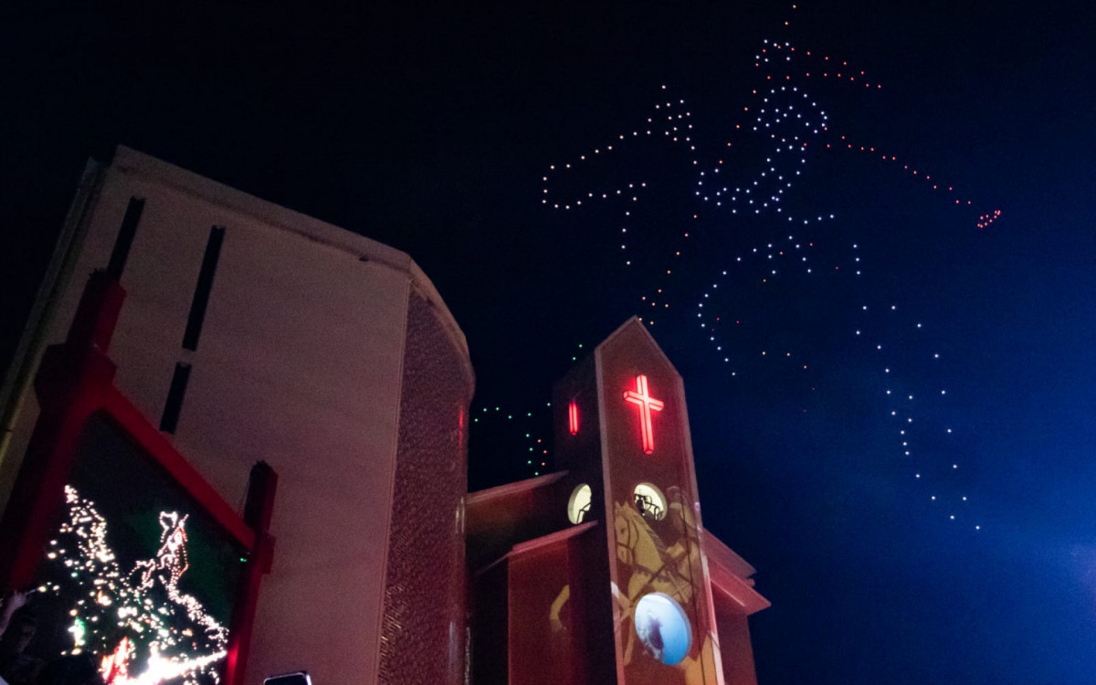 Show de drones encanta fiéis durante celebrações de São Jorge em Quintino