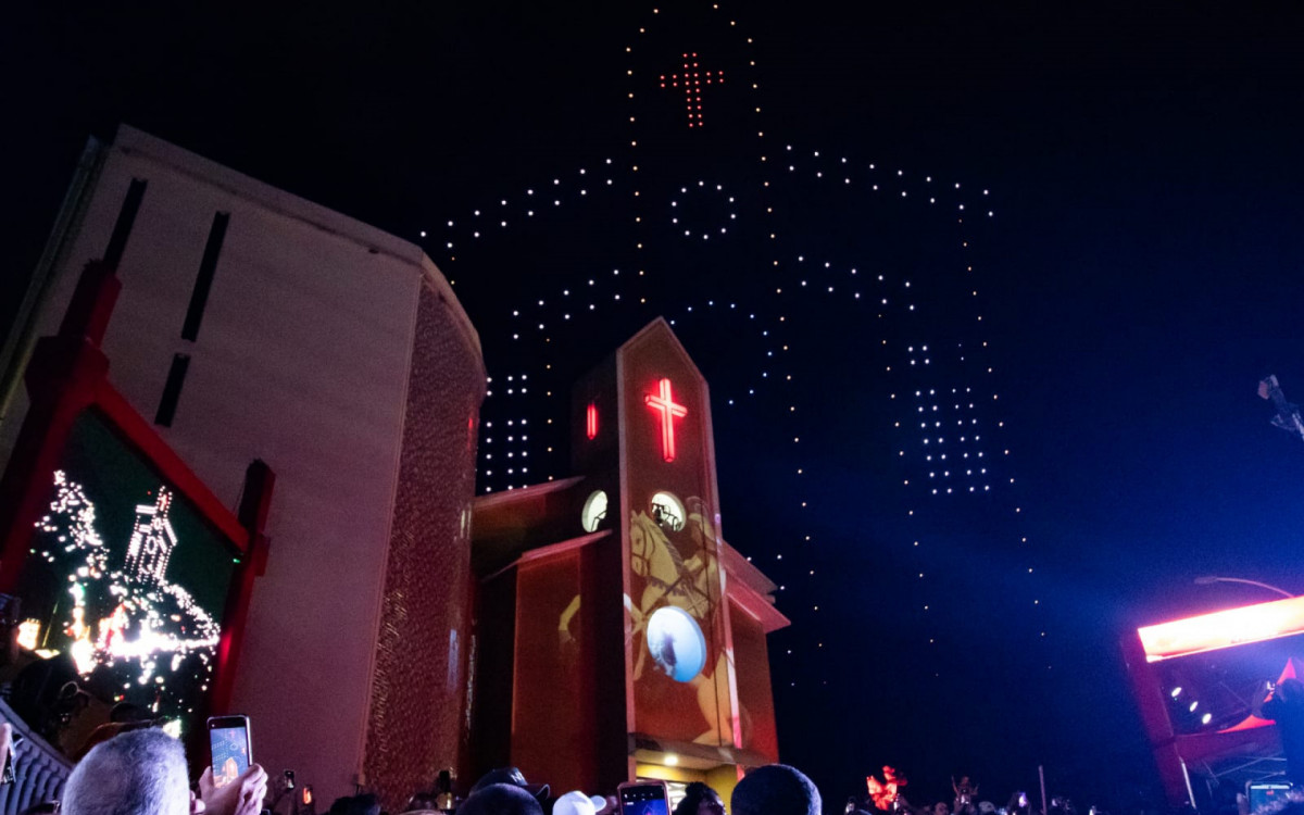 Show de drones encanta fiéis durante celebrações de São Jorge em Quintino