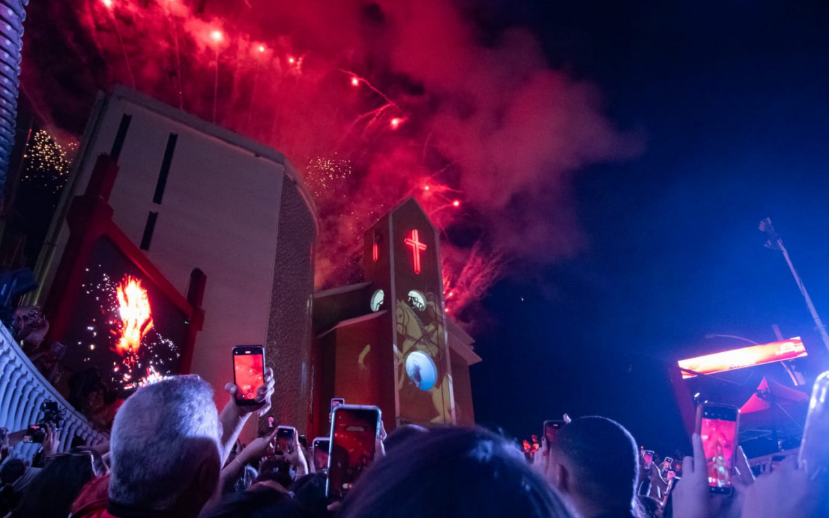 Show de drones encanta fiéis durante celebrações de São Jorge em Quintino