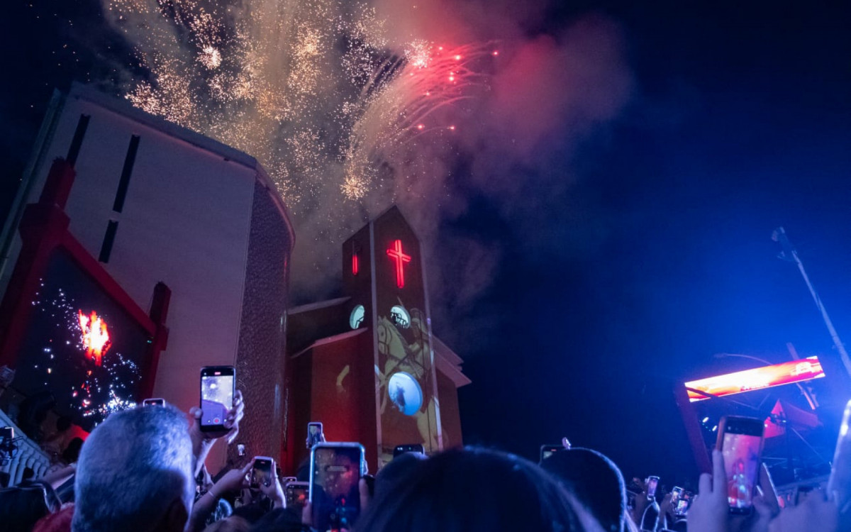 Show de drones encanta fiéis durante celebrações de São Jorge em Quintino