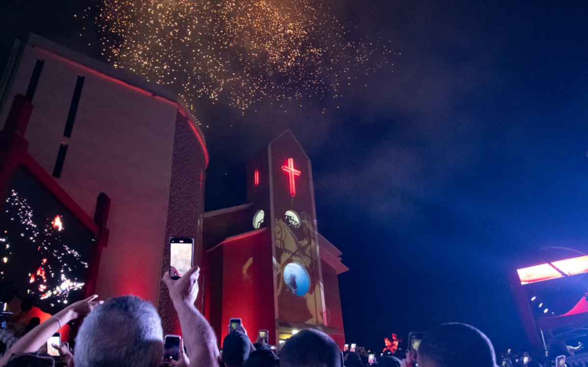 Show de drones encanta fiéis durante celebrações de São Jorge em Quintino