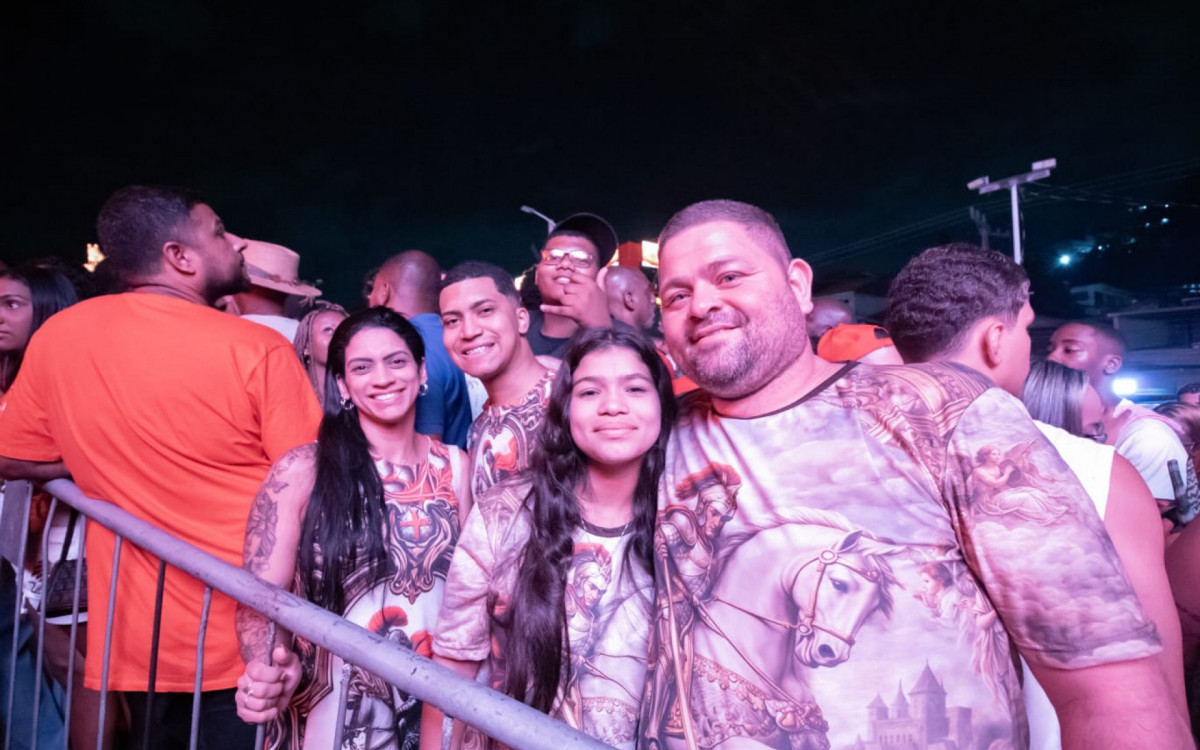 Piticalyn Barbosa e a fam&iacute;lia sa&iacute;ram de Campo Grande 