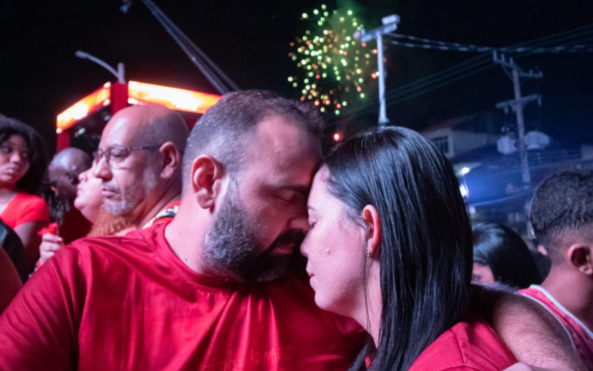 &Eacute;rica Azevedo e o marido prestigiaram a festa de S&atilde;o Jorge