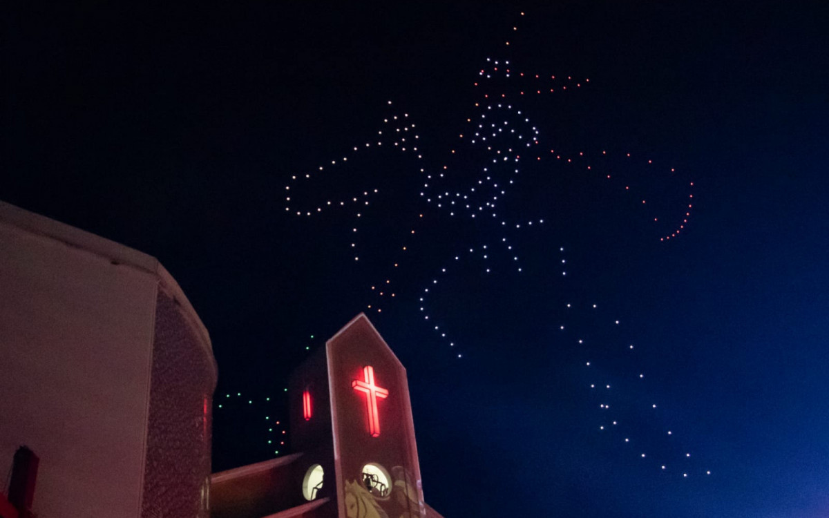 Show de drones encanta fiéis durante celebrações de São Jorge em Quintino